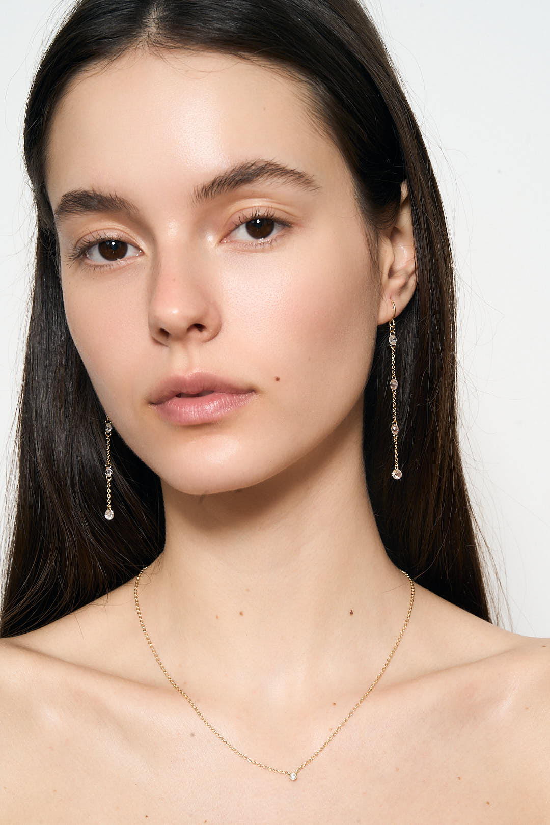 Woman wearing a gold drop earrings