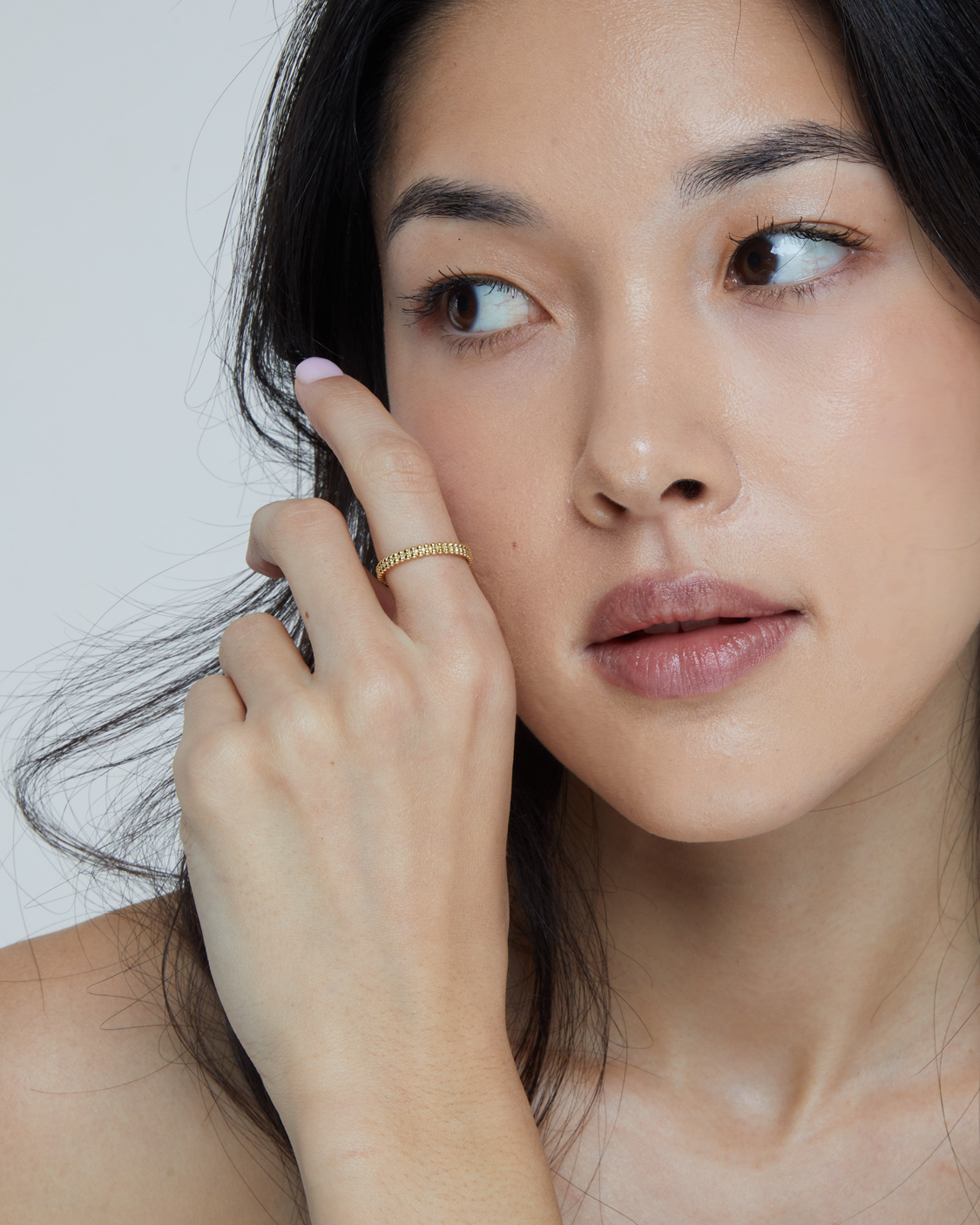 woman wearing gold double bead ring