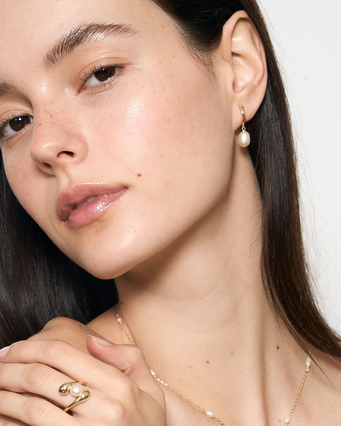 PEARL HUGGIE EARRING