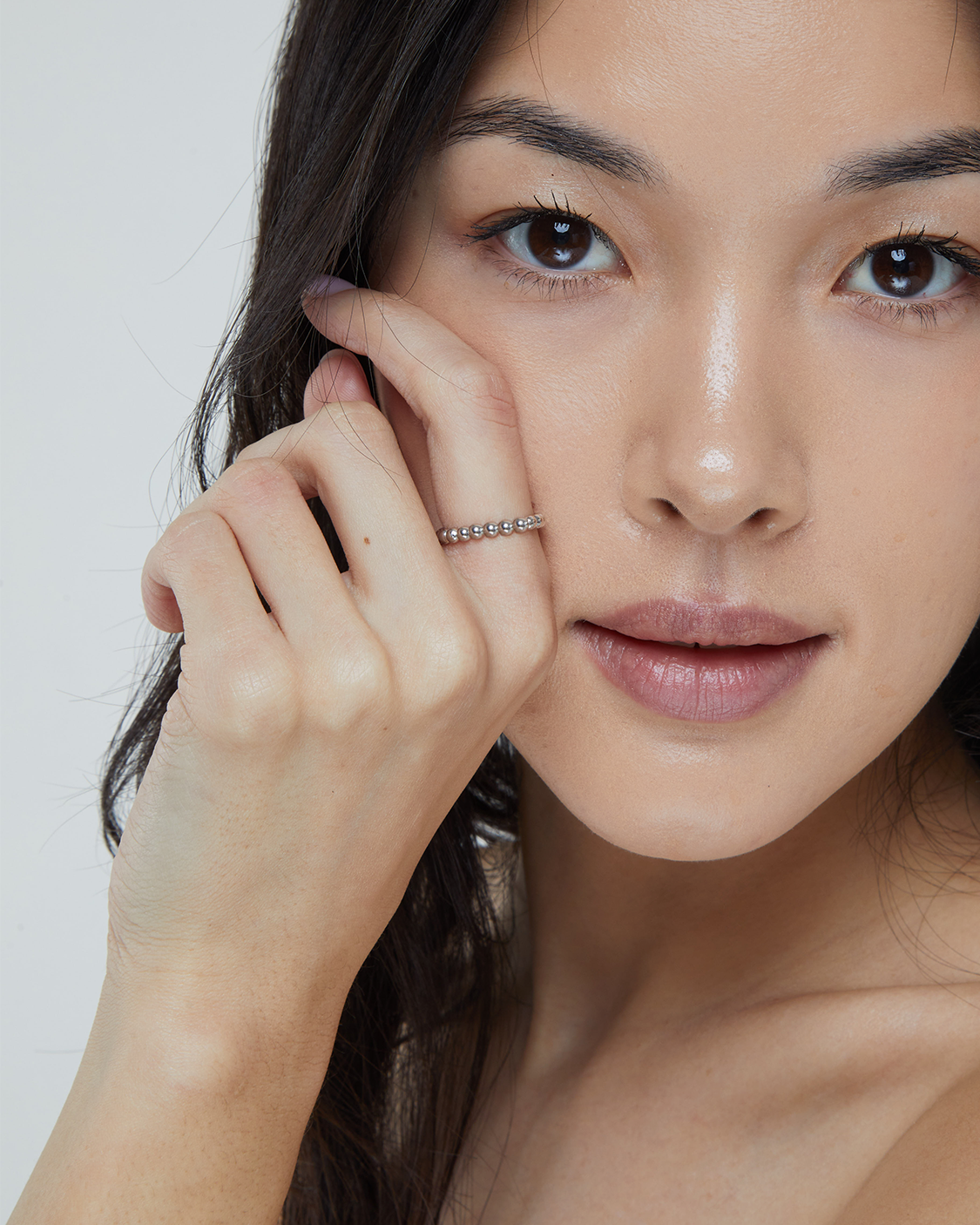 woman wearing silver beads ring